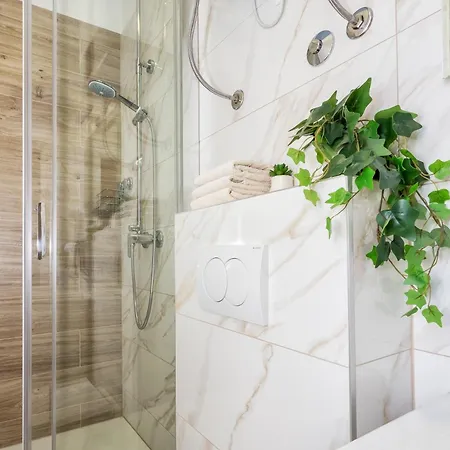 Daire Central Split - Spacious 2Br - 2 King Beds