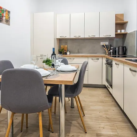 Central Split - Spacious 2Br - 2 King Beds Daire Split