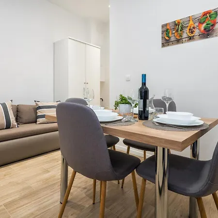 Апартаменты Elegant 2 Bedroom Retreat Center Сплит