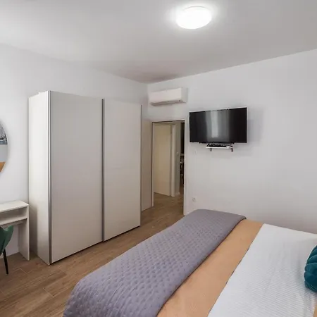 Central Split - Spacious 2Br - 2 King Beds *