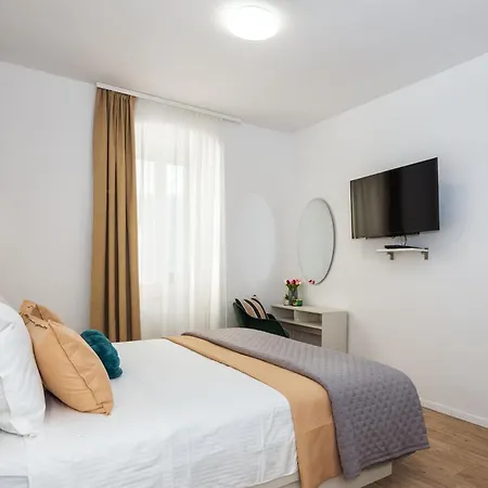 Central Split - Spacious 2Br - 2 King Beds *
