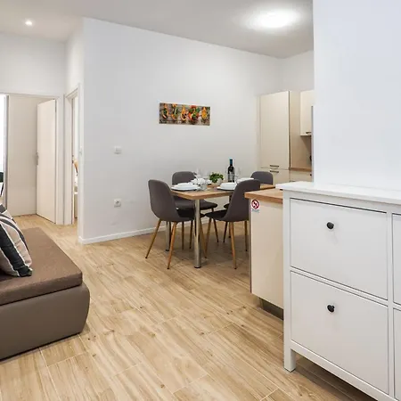 Apartment Elegant 2 Bedroom Retreat Center Split